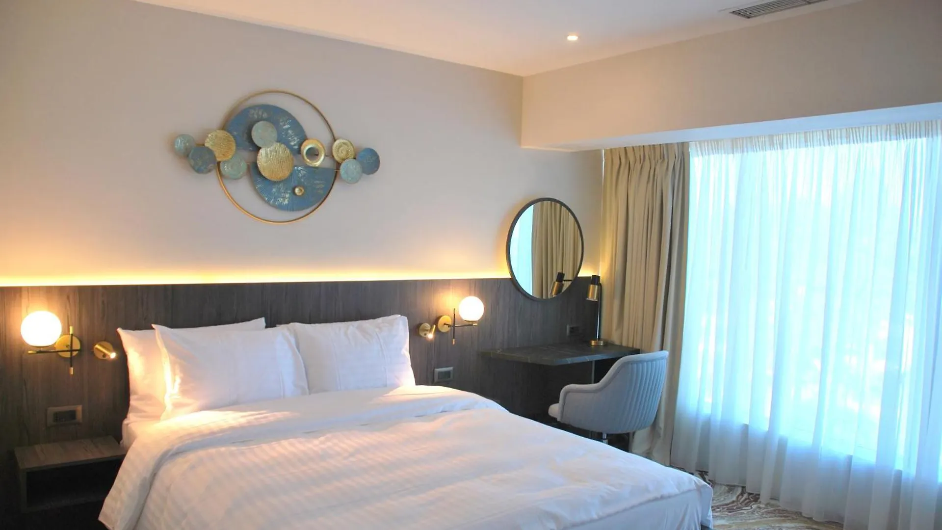 Ramada By Wyndham Bucharest Otopeni Airport מלון